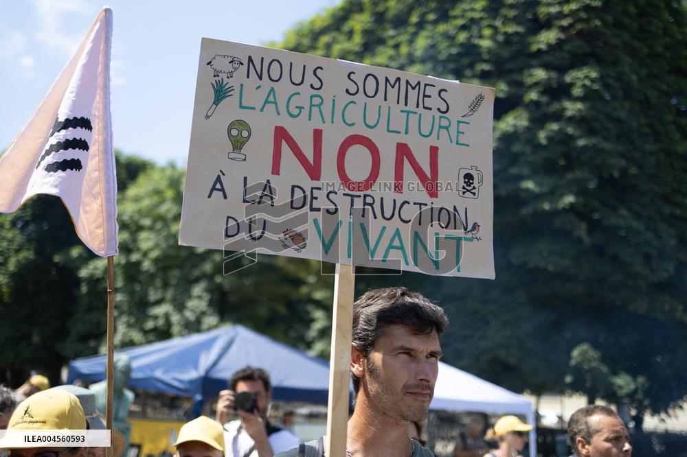 Farmers banquet against the Duplomb law - Paris