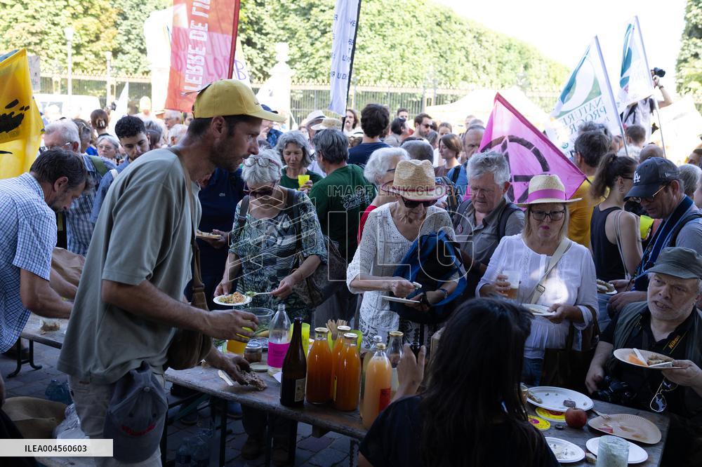 Farmers banquet against the Duplomb law - Paris
