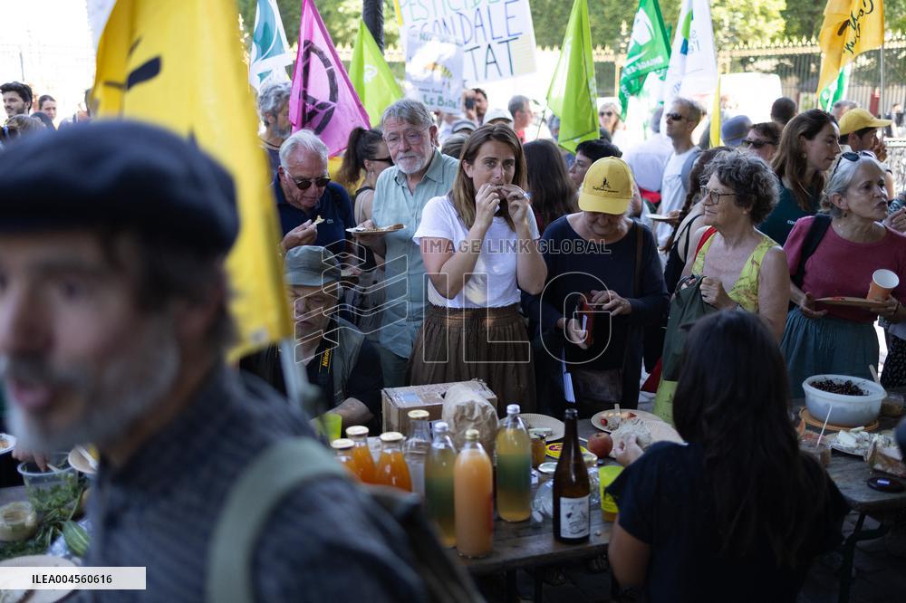 Farmers banquet against the Duplomb law - Paris