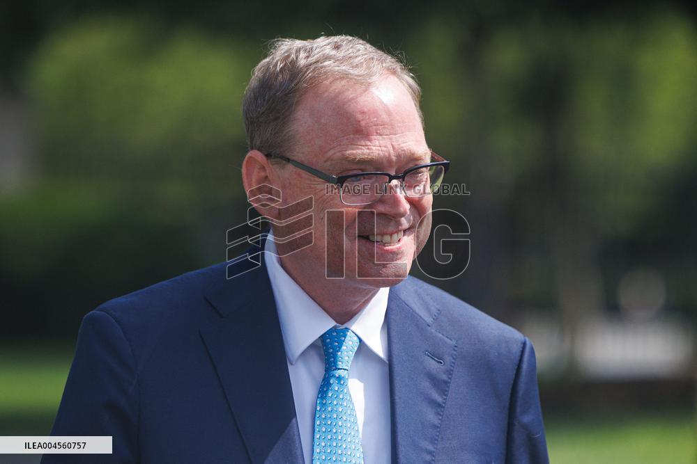 White House: NEC Director Kevin Hassett outside West Wing