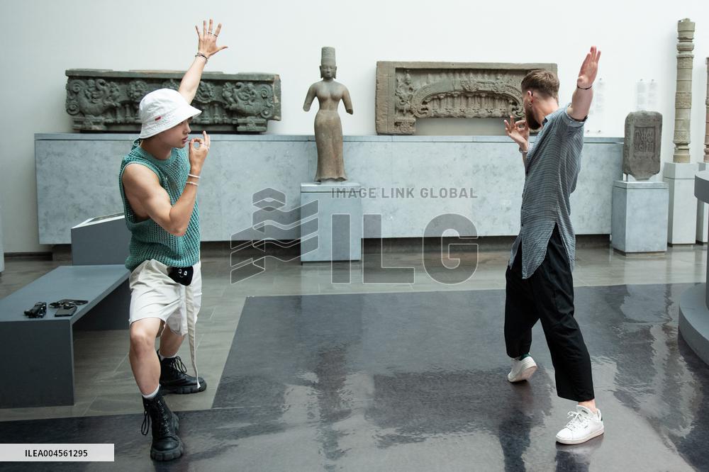 Silent Encounter Musee Guimet