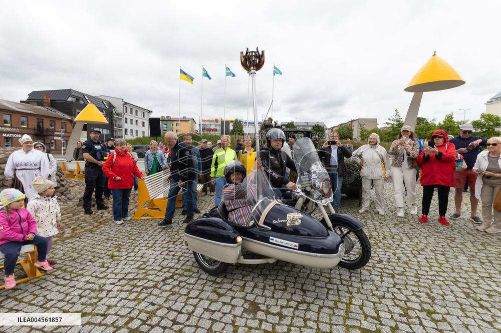 Estonian Song and Dance Festival flame on relay around the country