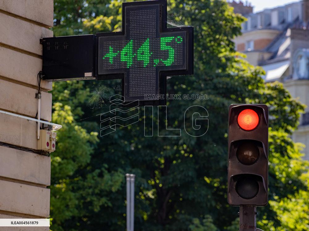 Illustration - Heatwave Hits Paris - Paris