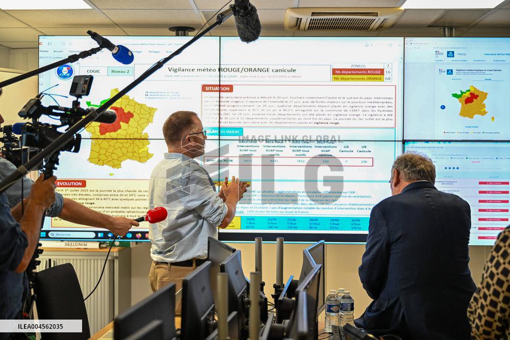 Bayrou Visits Crisis Center Amid Severe Heatwave in France - Paris