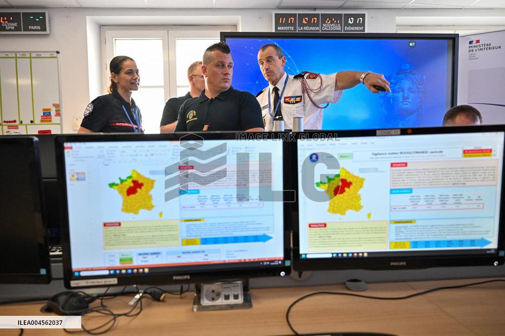 Bayrou Visits Crisis Center Amid Severe Heatwave in France - Paris