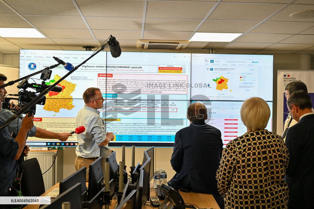 Bayrou Visits Crisis Center Amid Severe Heatwave in France - Paris