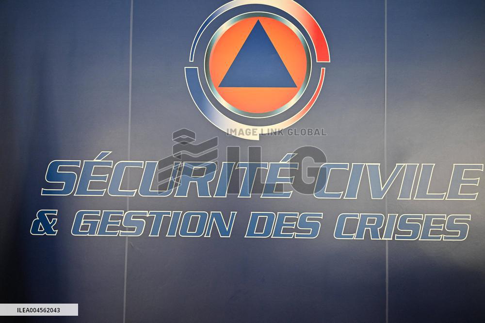 Bayrou Visits Crisis Center Amid Severe Heatwave in France - Paris