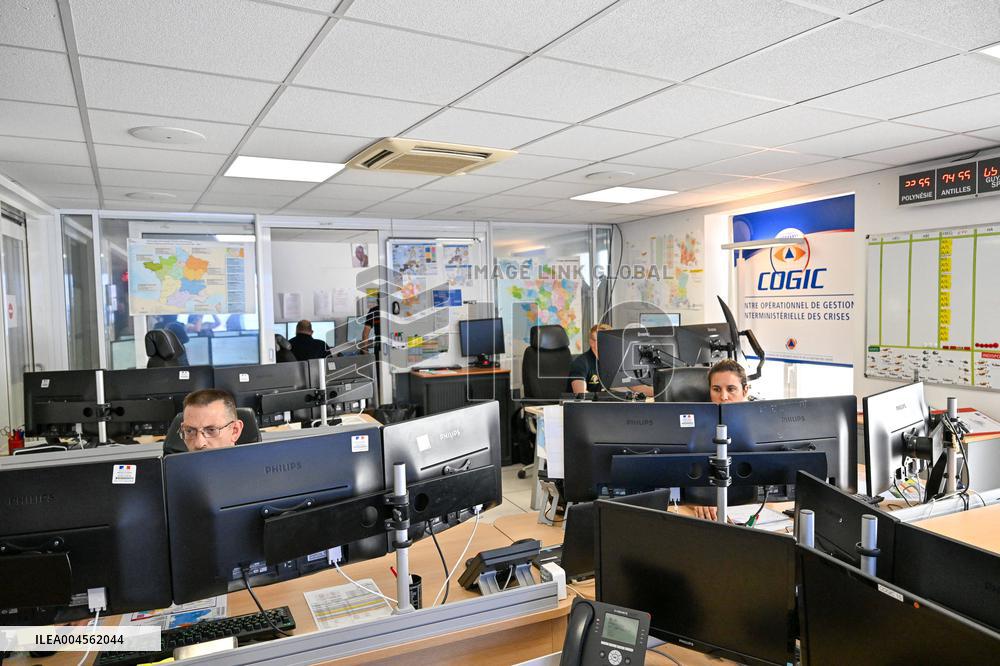 Bayrou Visits Crisis Center Amid Severe Heatwave in France - Paris