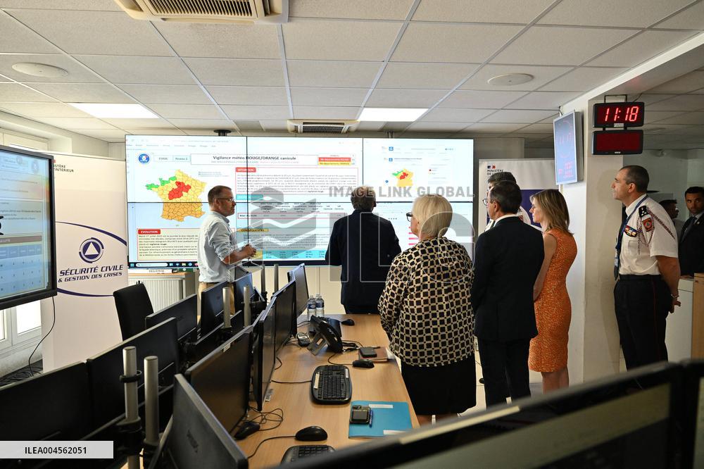 Bayrou Visits Crisis Center Amid Severe Heatwave in France - Paris