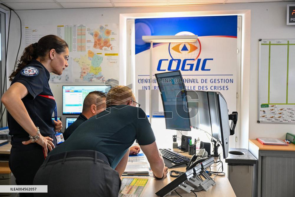 Bayrou Visits Crisis Center Amid Severe Heatwave in France - Paris