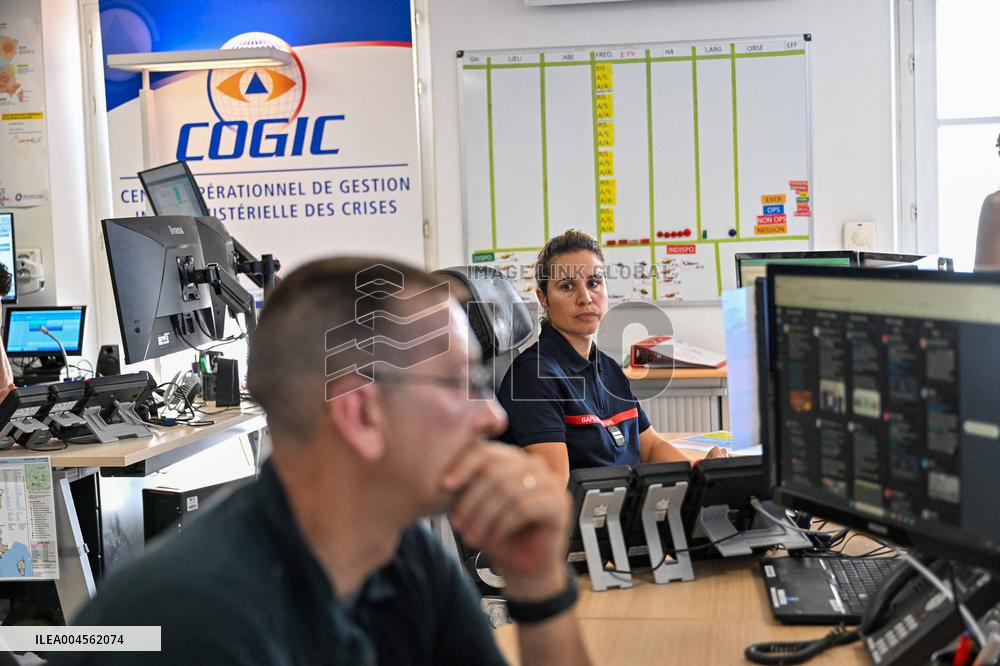 Bayrou Visits Crisis Center Amid Severe Heatwave in France - Paris