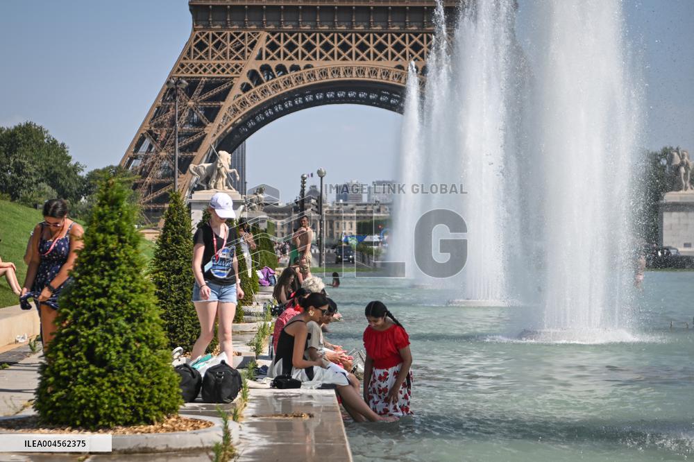 Heat wave hits Paris FA