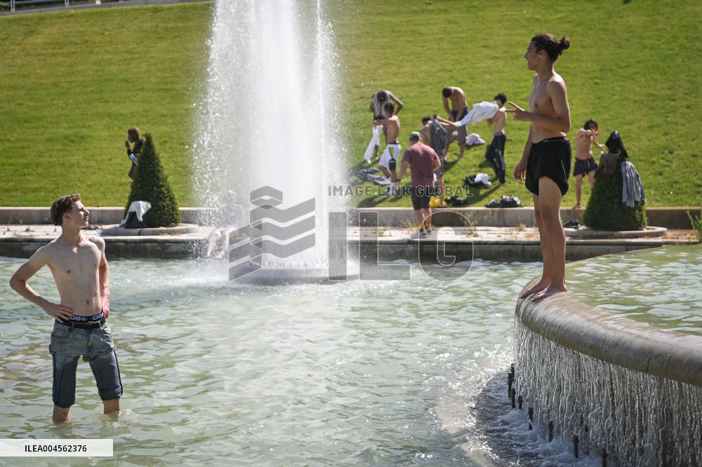 Heat wave hits Paris FA