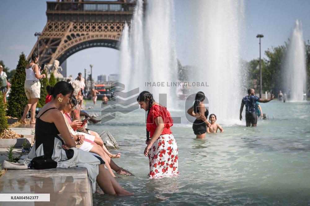 Heat wave hits Paris FA