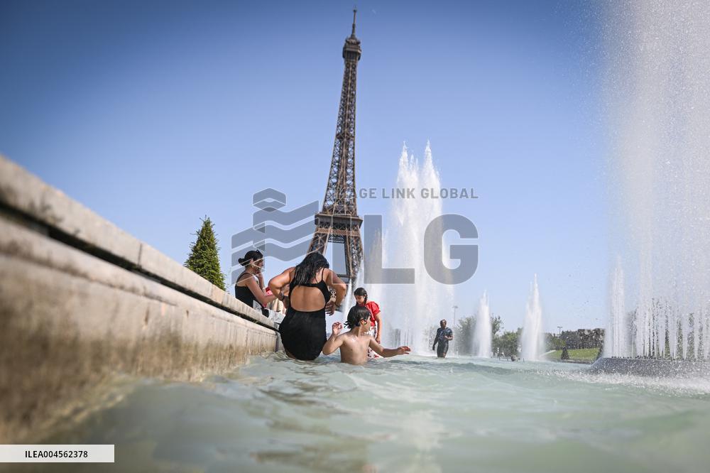 Heat wave hits Paris FA