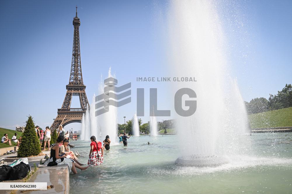 Heat wave hits Paris FA