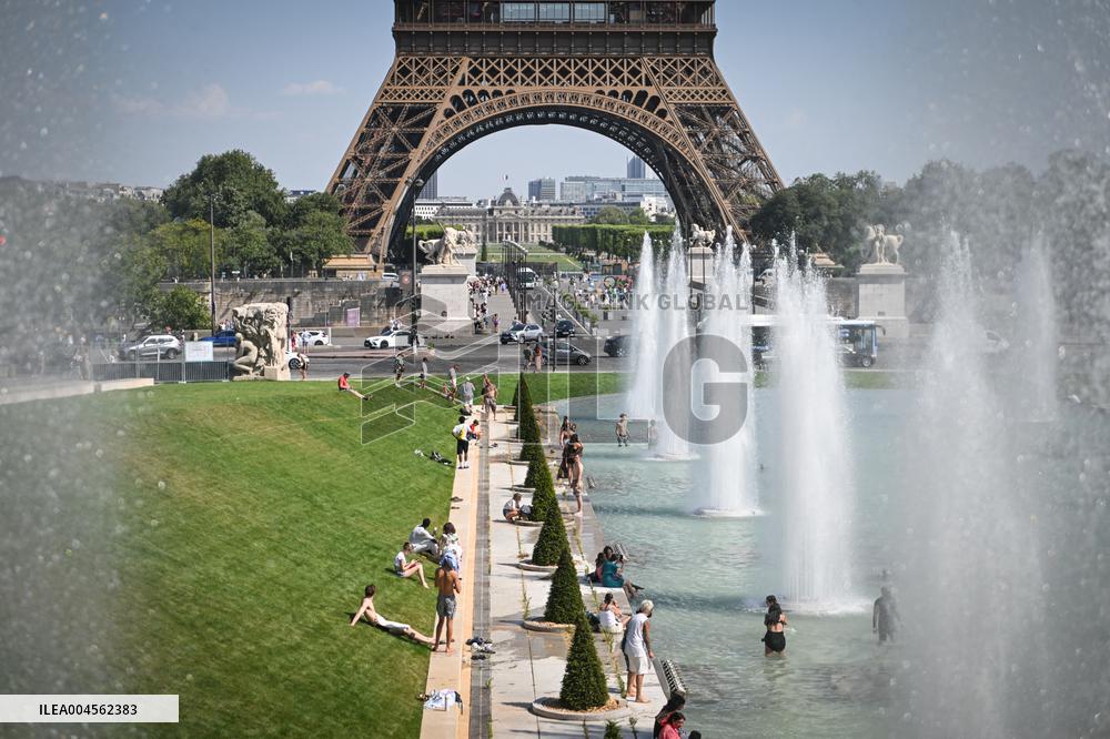Heat wave hits Paris FA