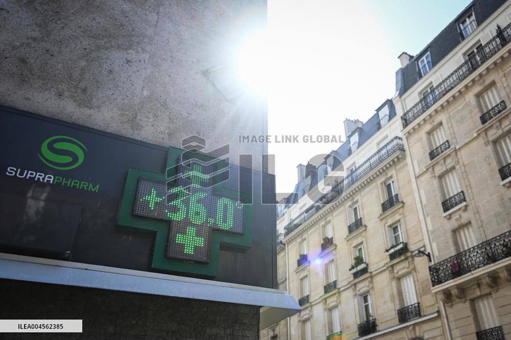 Heat wave hits Paris FA