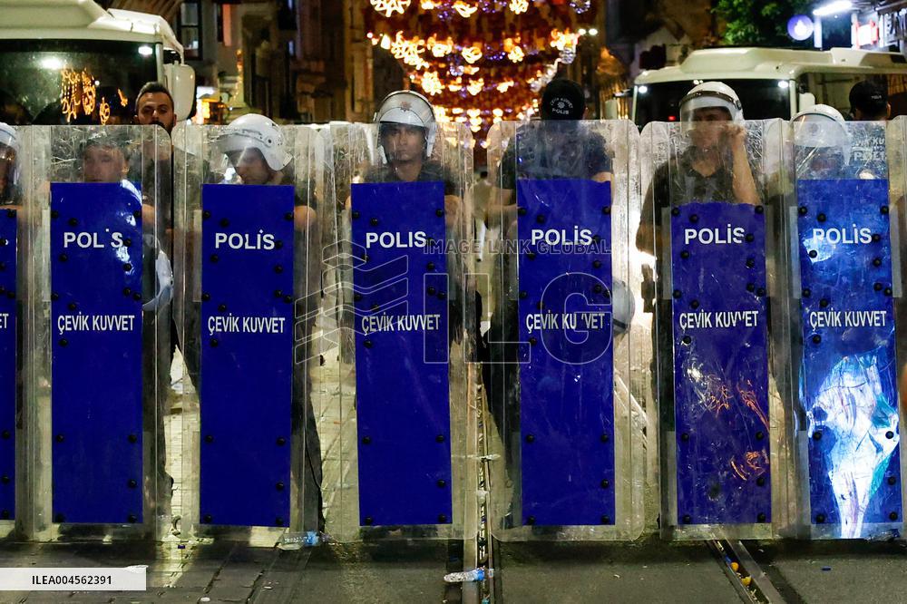 A Controversial Press Cartoon Leads To The Arrest Of Its Author And An Editor - Turkey