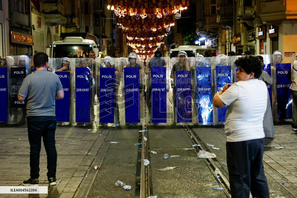 A Controversial Press Cartoon Leads To The Arrest Of Its Author And An Editor - Turkey