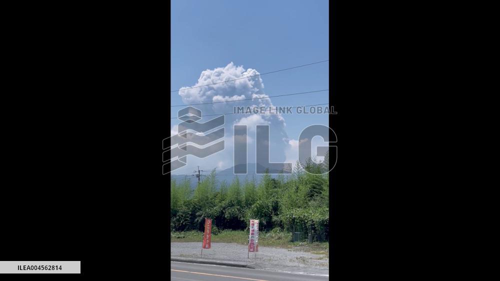 Japan: Shinmoedake Volcano Eruption Continues, Spews Ash 2,800 Meters Into Sky