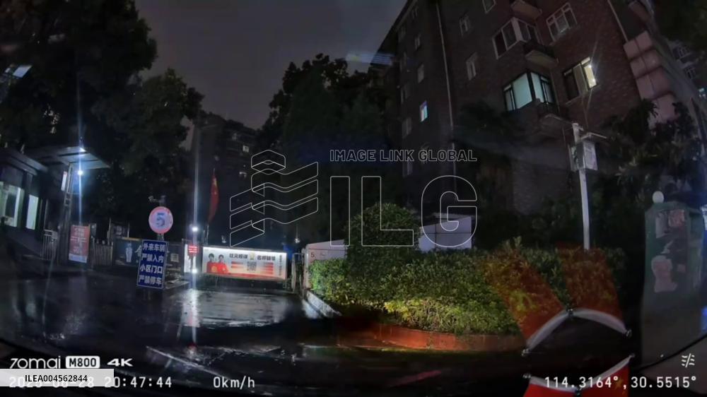 China: Lightning Strikes Parked Car in Hubei With Man Inside