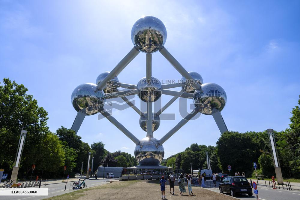 Atomium Overheats and Forced to Close Early - Brussels