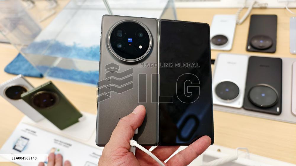 World's Lightest Foldable Phone VIVO X Fold5