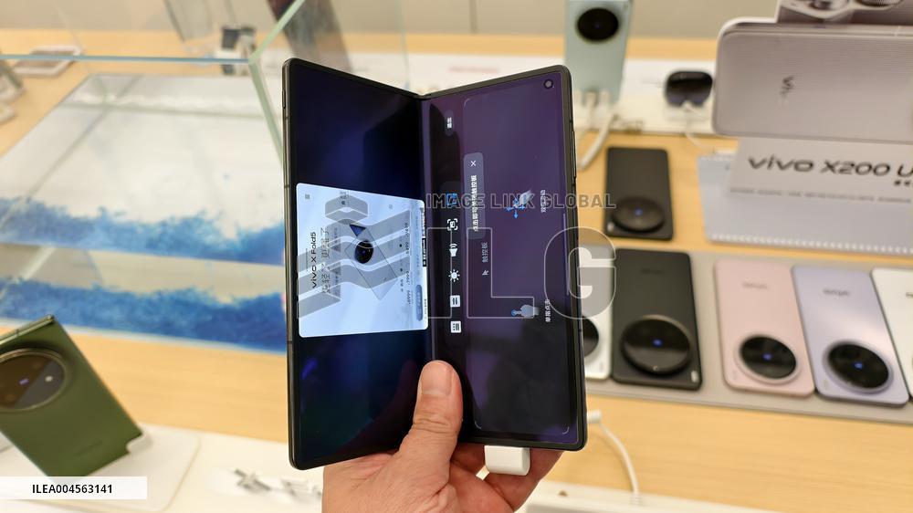 World's Lightest Foldable Phone VIVO X Fold5