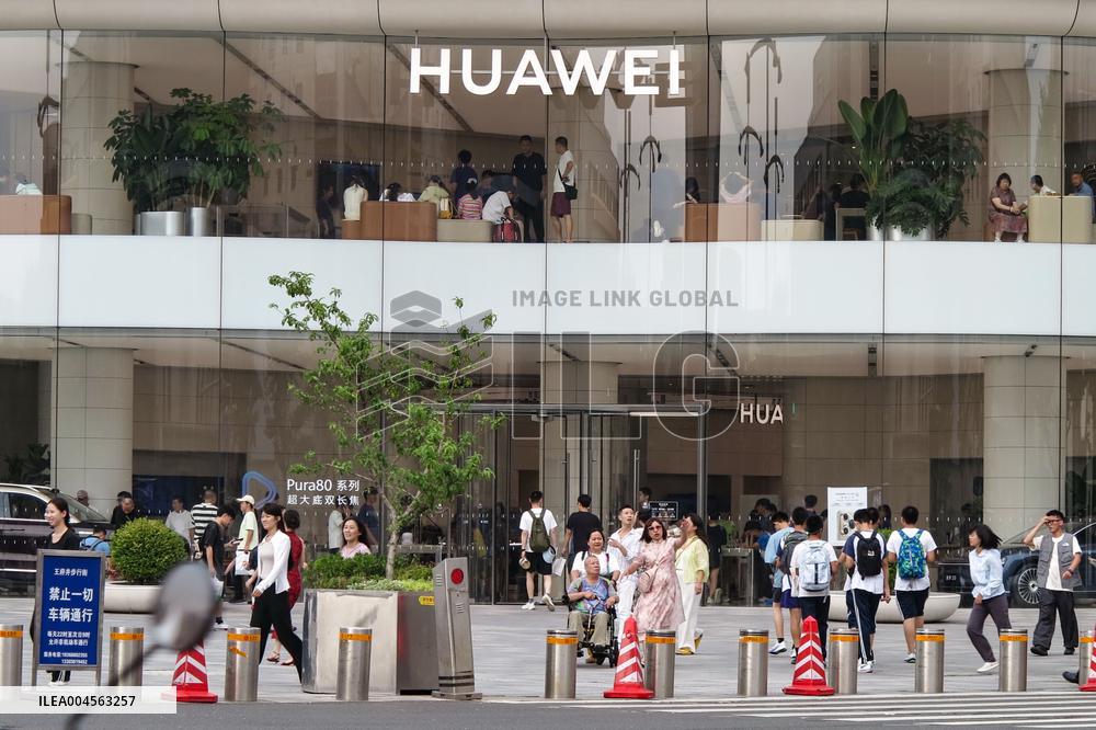 Huawei Wangfujing Flagship Store in Beijing