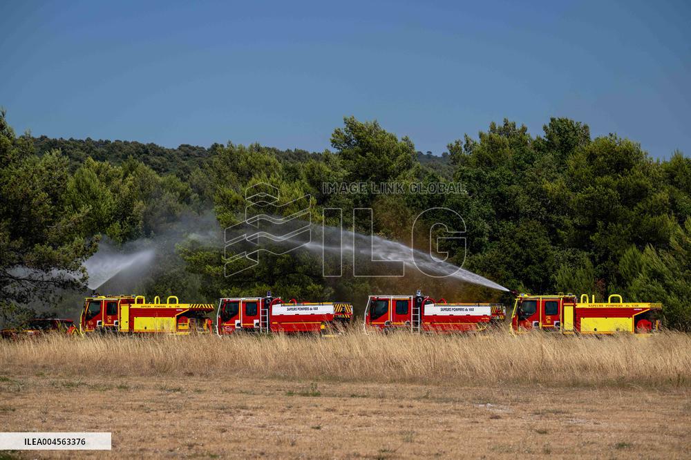 Illustration - Firefighters Response to Fires in Var - France