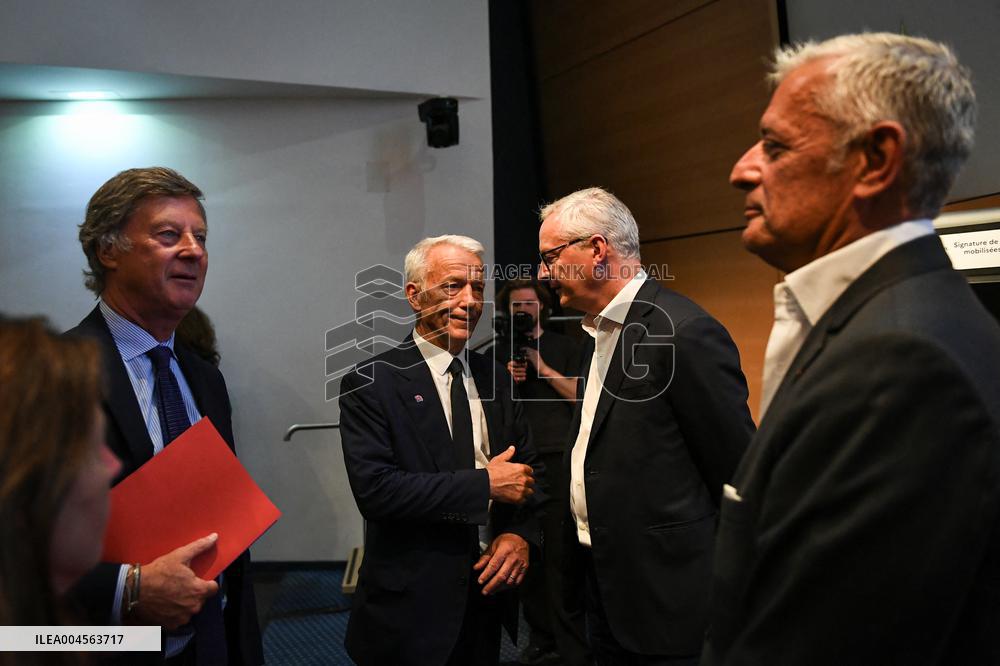 Signing of the Charter of Commitment by Companies Mobilised for Child Protection in Paris FA