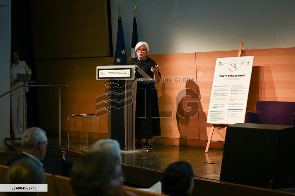 Signing of the Charter of Commitment by Companies Mobilised for Child Protection in Paris FA