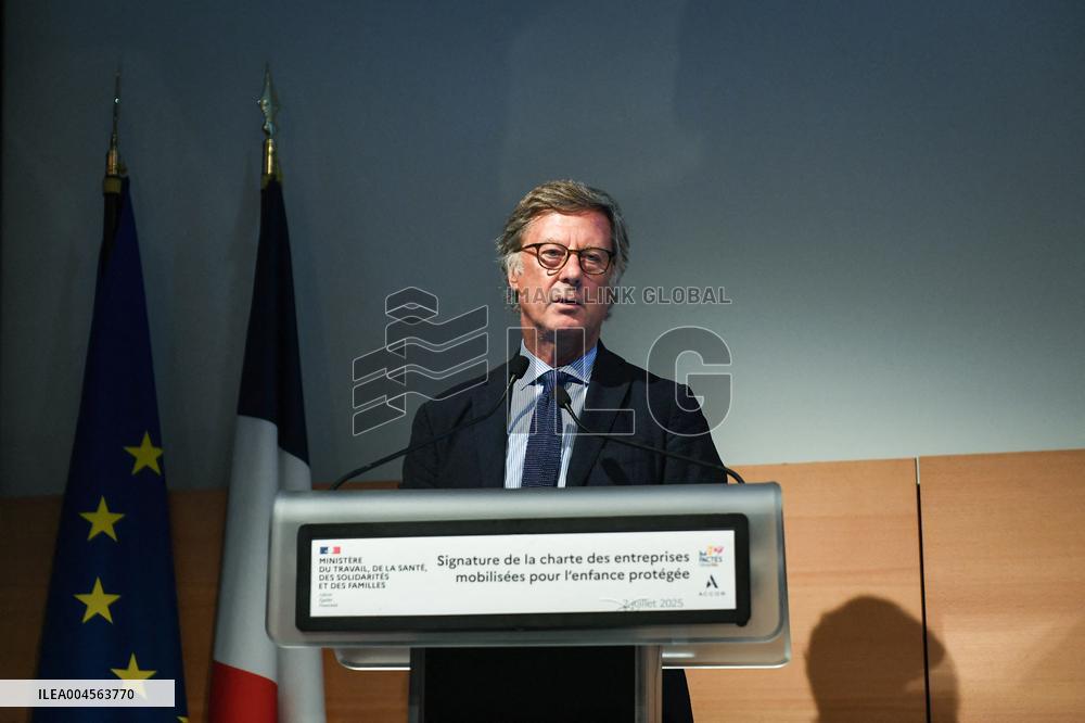 Signing of the Charter of Commitment by Companies Mobilised for Child Protection in Paris FA