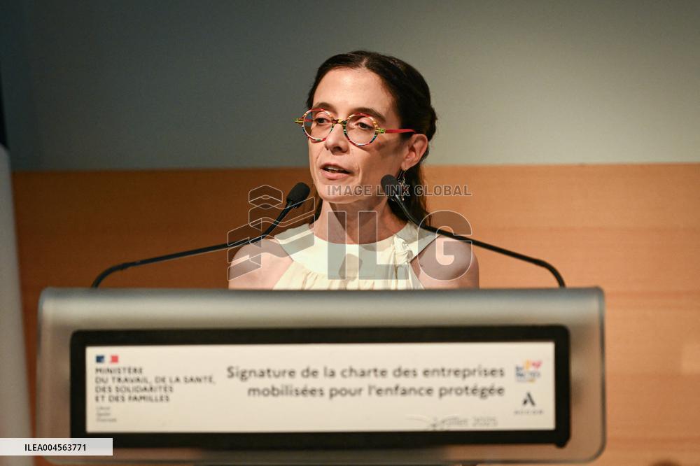 Signing of the Charter of Commitment by Companies Mobilised for Child Protection in Paris FA