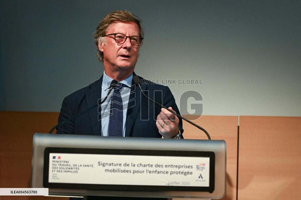 Signing of the Charter of Commitment by Companies Mobilised for Child Protection in Paris FA