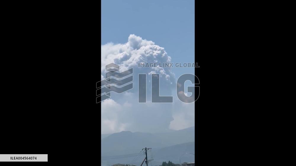 Japan: Shinmoedake Volcano Eruption Continues, Spews Ash 2,800 Meters Into Sky 3