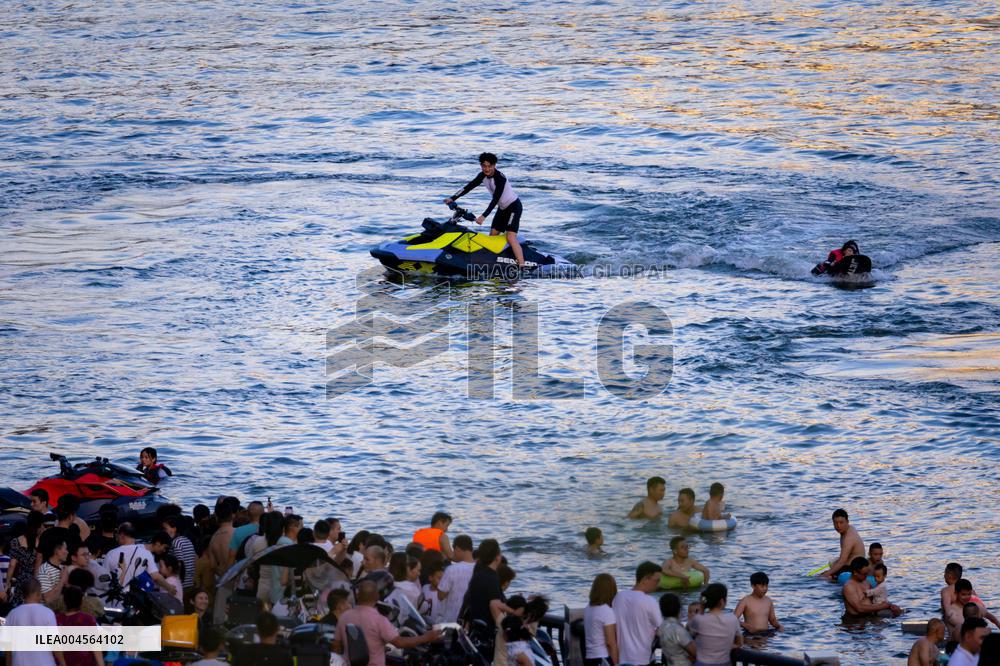Citizens Enjoy Coolness in Jialing River in Chongqing