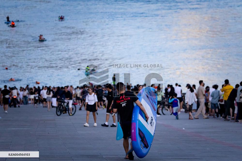 Citizens Enjoy Coolness in Jialing River in Chongqing