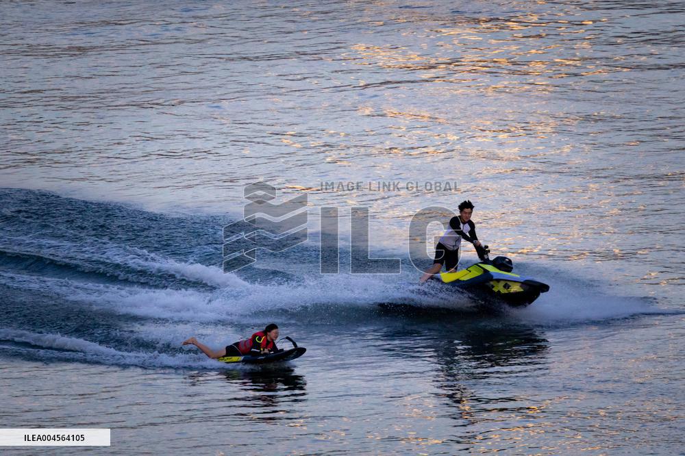 Citizens Enjoy Coolness in Jialing River in Chongqing