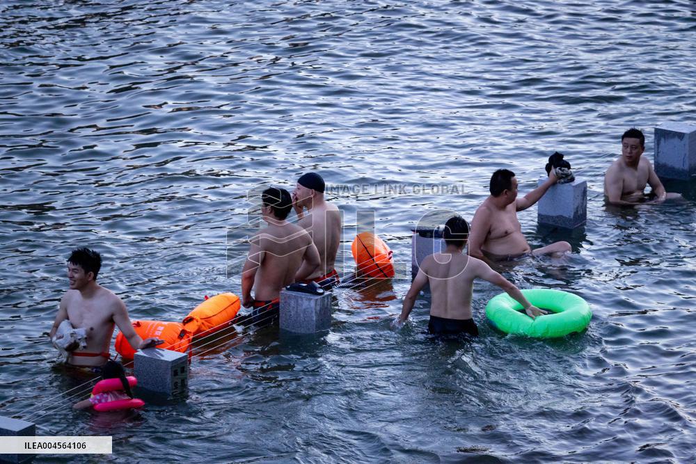 Citizens Enjoy Coolness in Jialing River in Chongqing