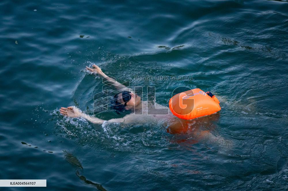 Citizens Enjoy Coolness in Jialing River in Chongqing