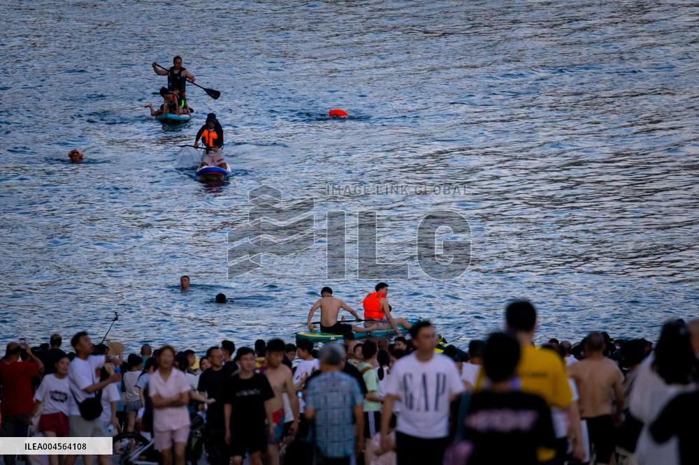 Citizens Enjoy Coolness in Jialing River in Chongqing