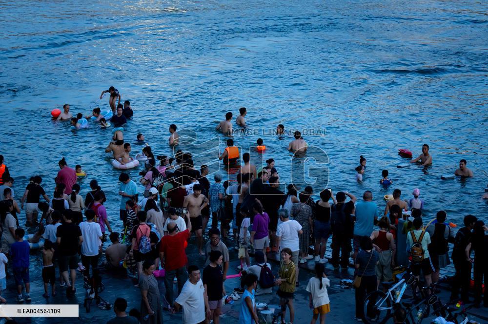 Citizens Enjoy Coolness in Jialing River in Chongqing