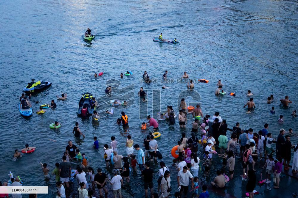 Citizens Enjoy Coolness in Jialing River in Chongqing