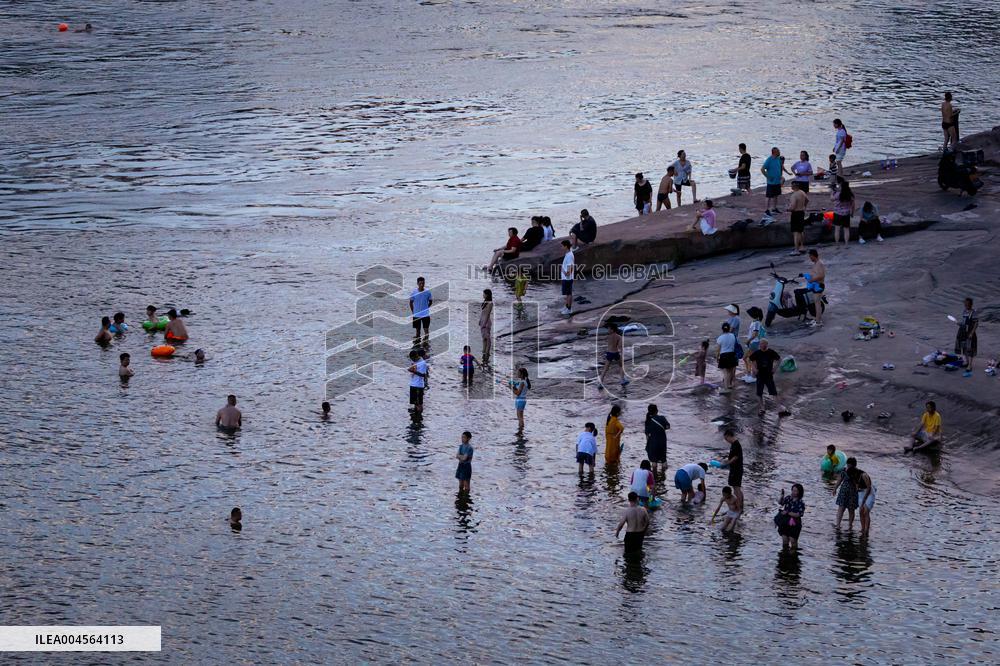 Citizens Enjoy Coolness in Jialing River in Chongqing