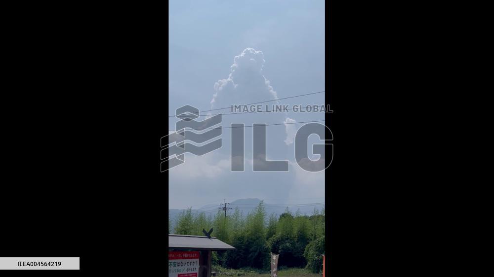 Japan: Shinmoedake Eruption Sends Ash 5,000 Meters High