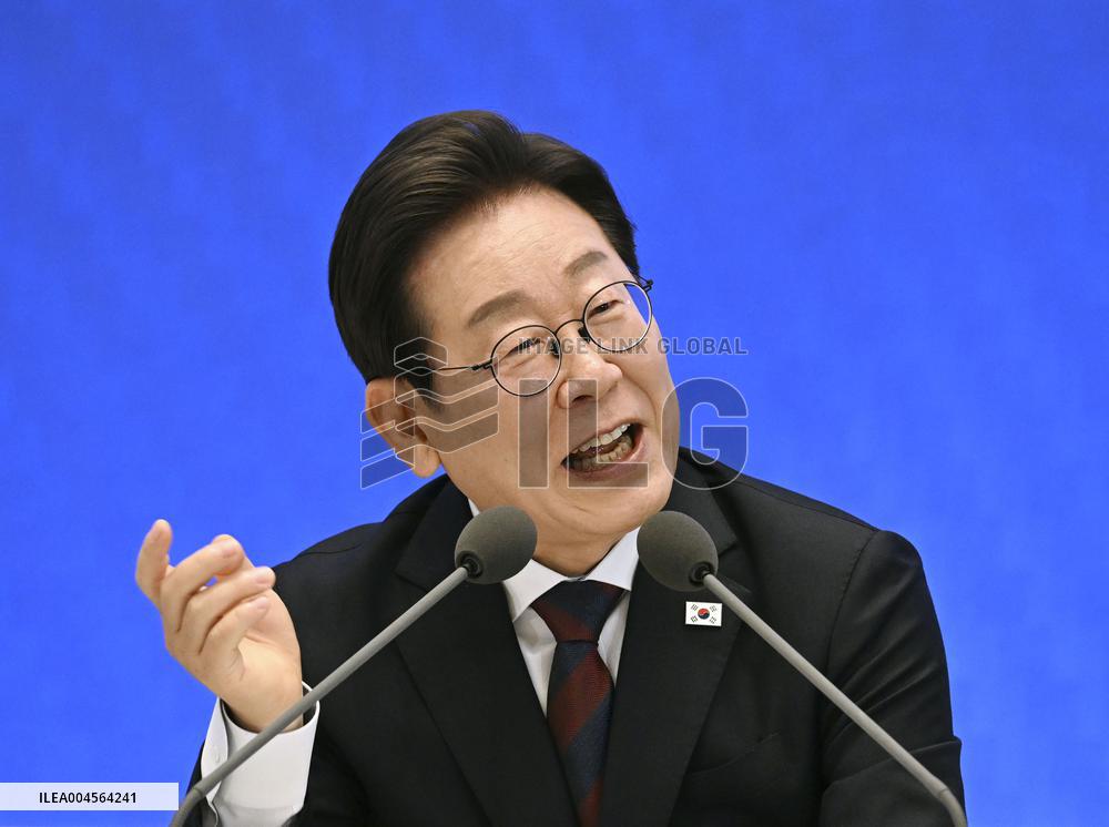 S. Korean president meets press 1 month after taking office