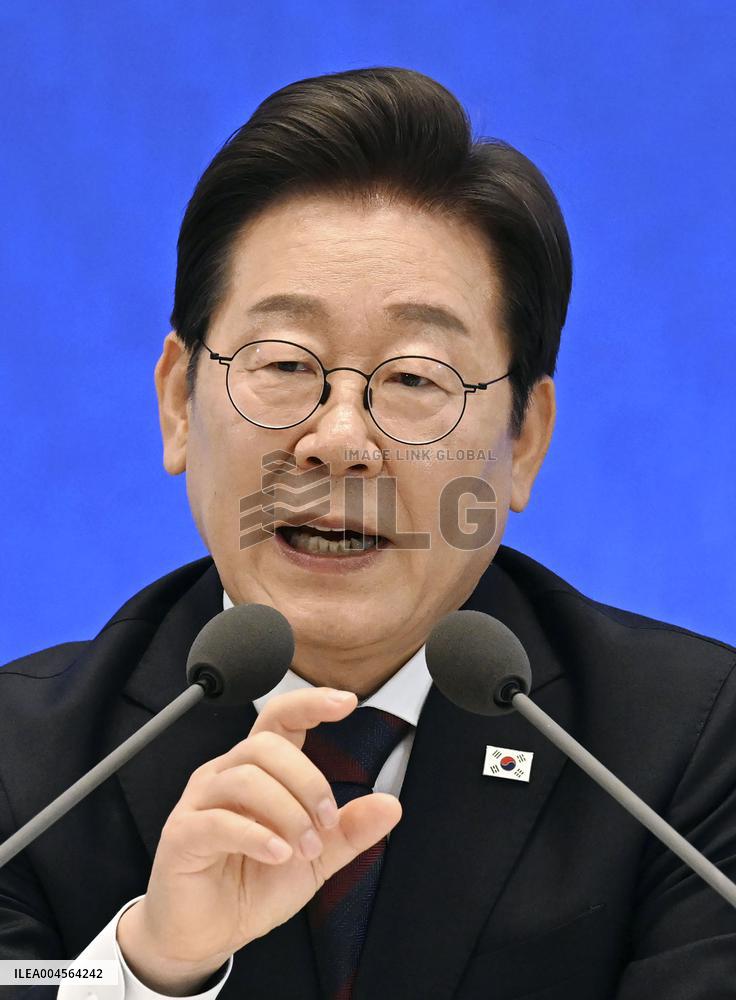 S. Korean president meets press 1 month after taking office