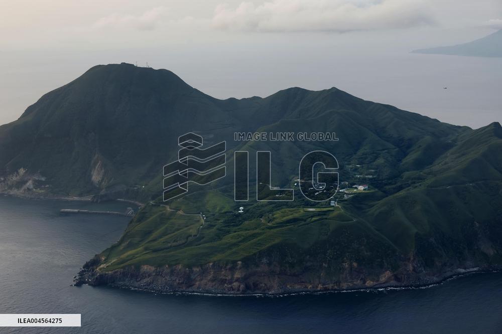 Strong quake shakes southwest Japan islands